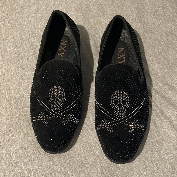 CMM Men’s Pointed Toe Rivet Dress Shoes, Modern Metallic with Skull Design - Picture 1 of 4